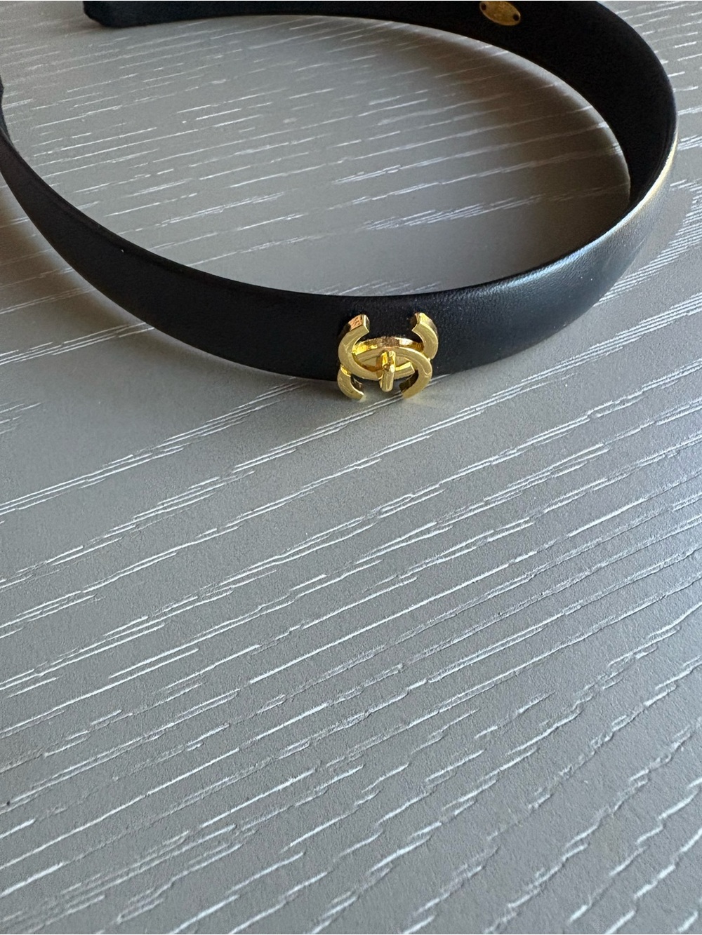 FASHION Black with gold turnlock headband - Picture 5 of 7